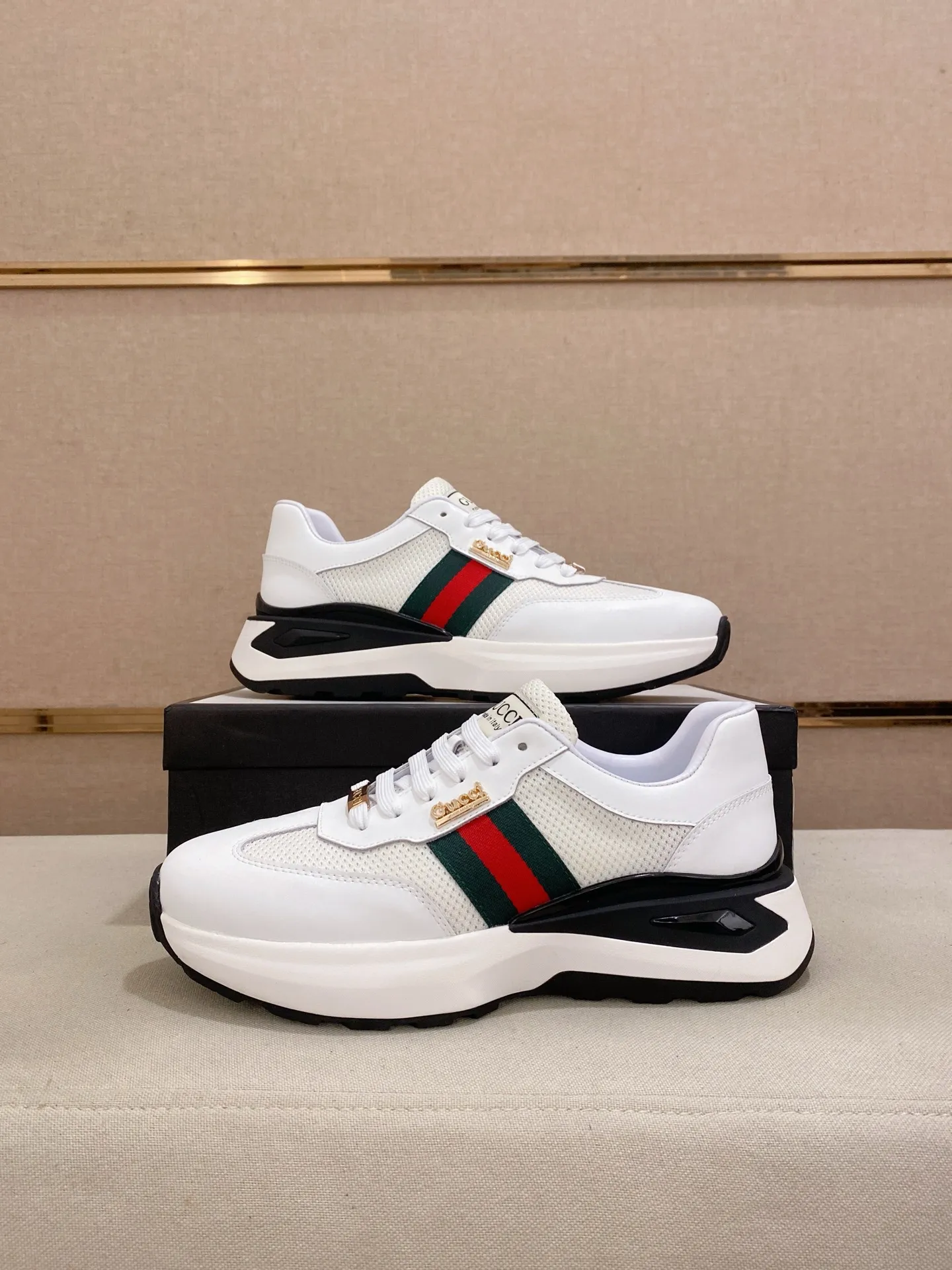 Men's shoes 💰 462💰The new GUCCI (Gucci) counters are launched simultaneously. The new men's shoes, 😘fabrics are selected from imported cowhide, and the lining is sheepskin lining. 👍🏿 High-end ☄️ air-cushion molded anti-slip rubber outsole, exquisite lines, simple and elegant, comfortable and high-end for leisure travel. Code number: 38 to 44 (45 can be customized and cannot be returned or exchanged)